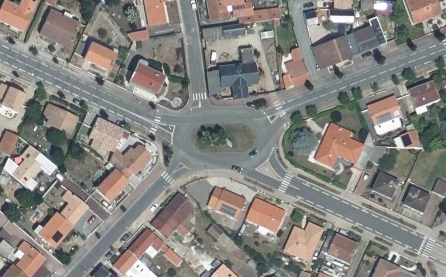 Vue aérienne du Rond-point anonyme n°35587019