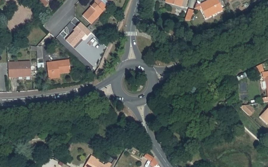 Vue aérienne du Rond-point anonyme n°35588636