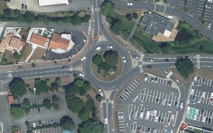 Vue aérienne du Rond-point anonyme n°35589761