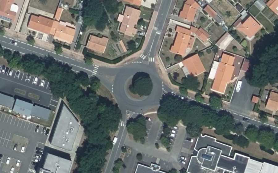 Vue aérienne du Rond-point anonyme n°35590277