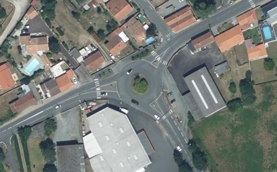 Vue aérienne du Rond-point anonyme n°35590843