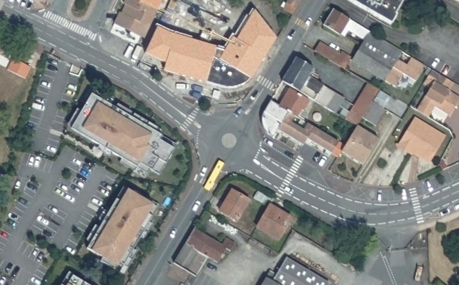 Vue aérienne du Rond-point anonyme n°35592951
