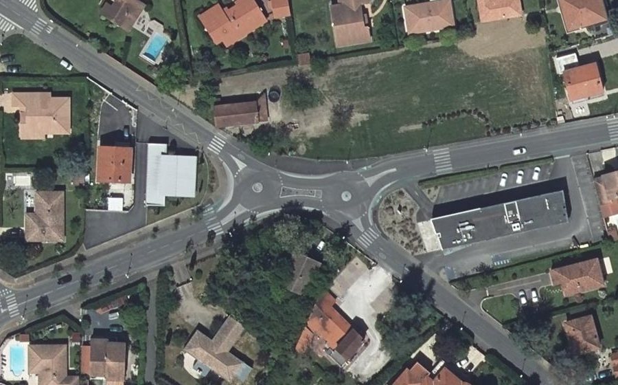 Vue aérienne du Rond-point anonyme n°355965619
