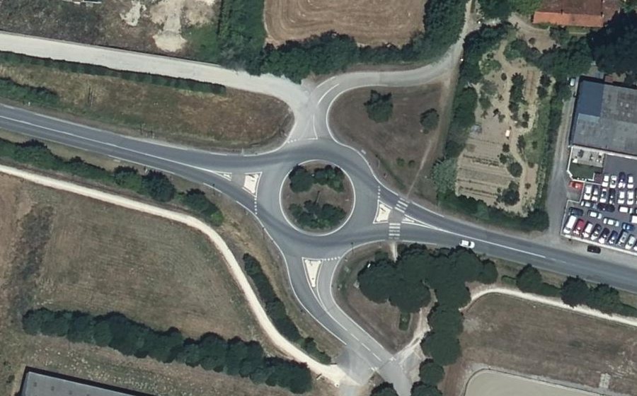 Vue aérienne du Rond-point anonyme n°35630143