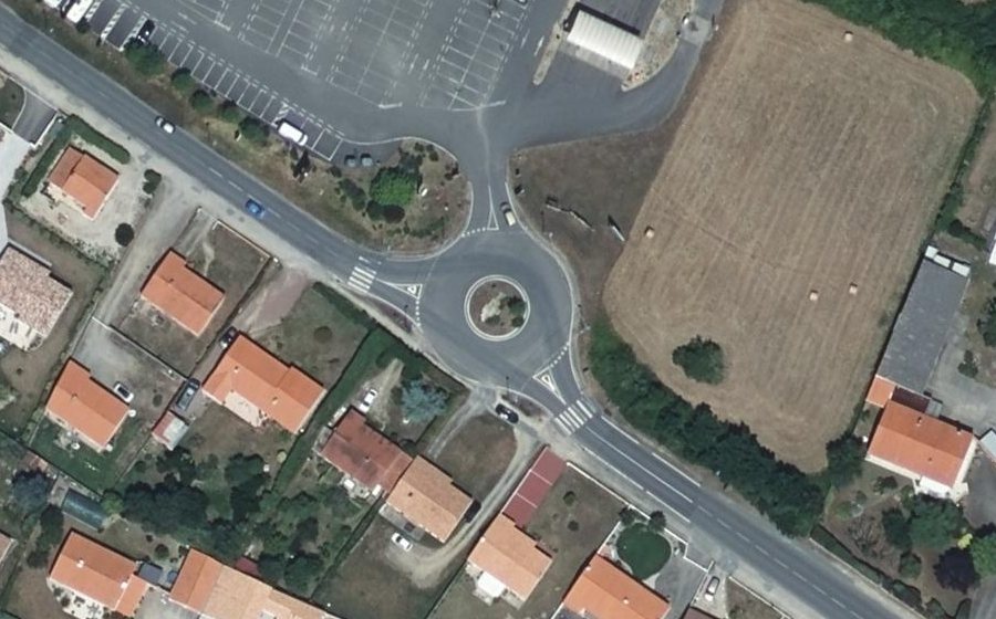 Vue aérienne du Rond-point anonyme n°35630492