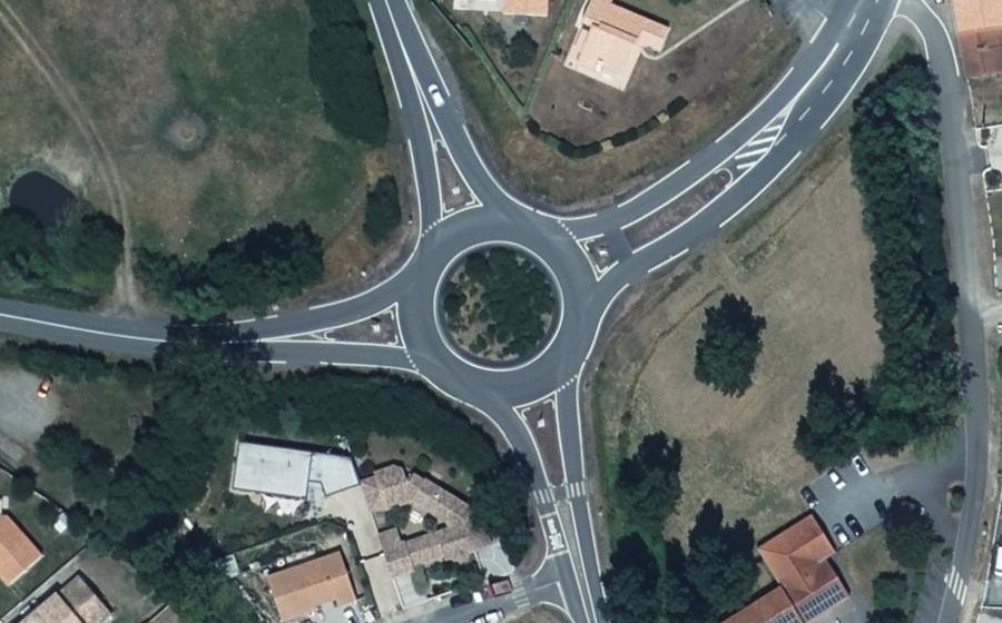 Vue aérienne du Rond-point anonyme n°35649200