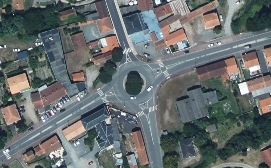 Vue aérienne du Rond-point anonyme n°35649219