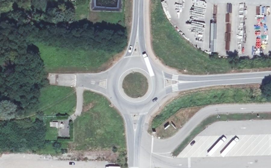 Vue aérienne du Rond-point anonyme n°35673142