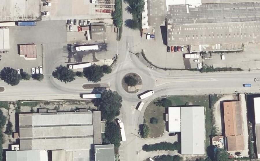 Vue aérienne du Rond-point anonyme n°35675032