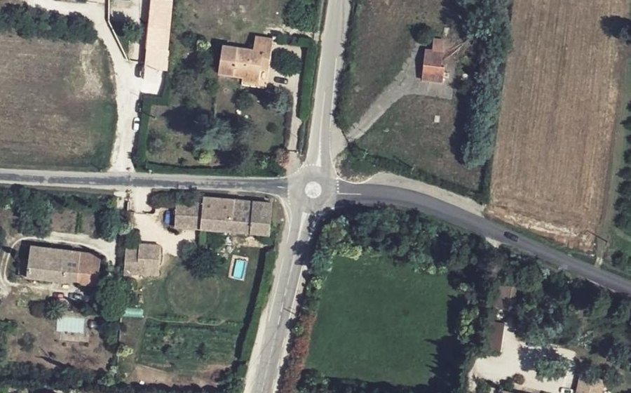 Vue aérienne du Rond-point anonyme n°35675042