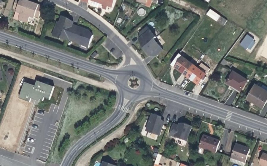 Vue aérienne du Rond-point anonyme n°35694405