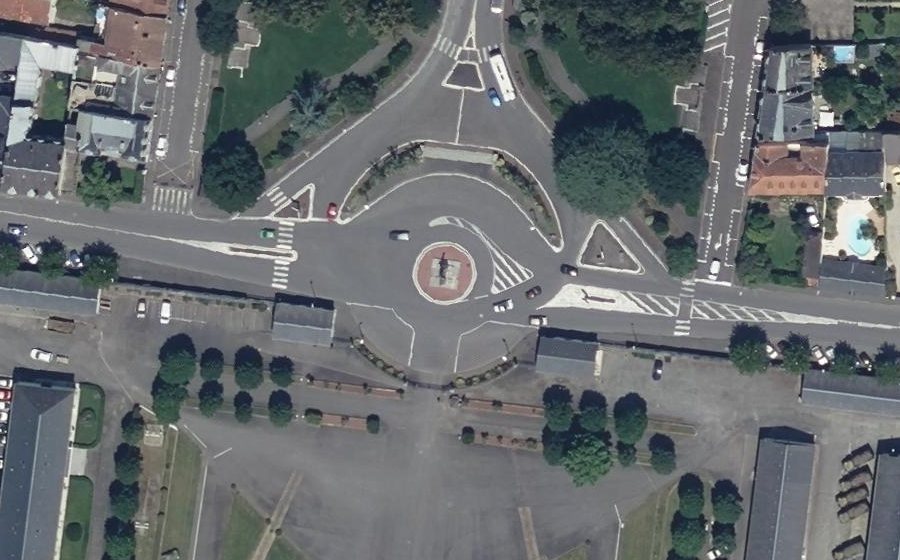 Vue aérienne du Rond-point anonyme n°35703197