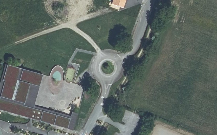 Vue aérienne du Rond-point anonyme n°357165555
