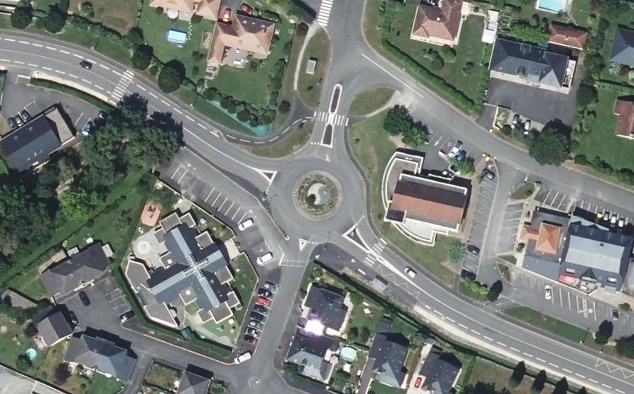 Vue aérienne du Rond-point anonyme n°35726760