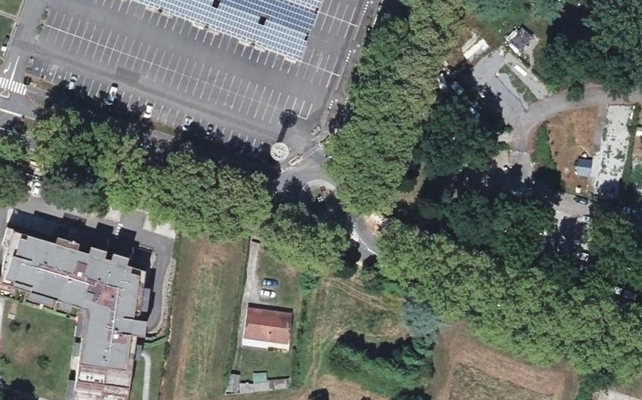 Vue aérienne du Rond-point anonyme n°35732953