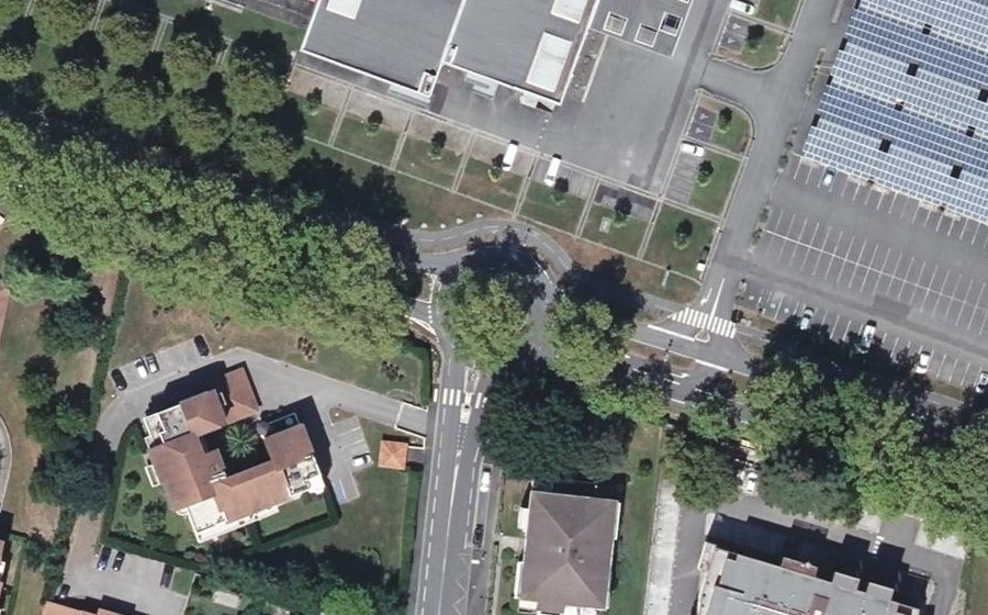 Vue aérienne du Rond-point anonyme n°35732959