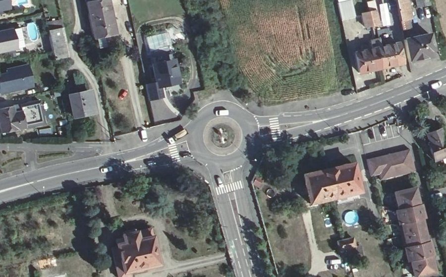 Vue aérienne du Rond-point anonyme n°35739965