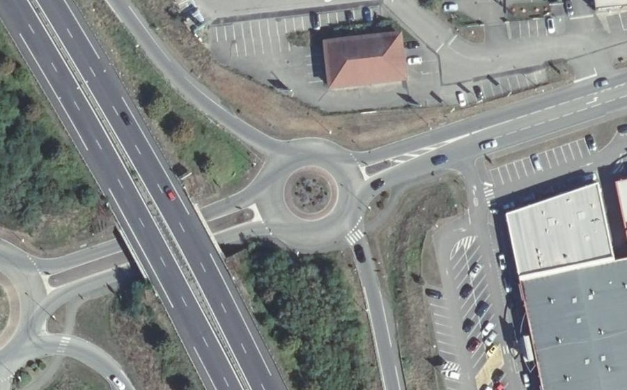 Vue aérienne du Rond-point anonyme n°35739972