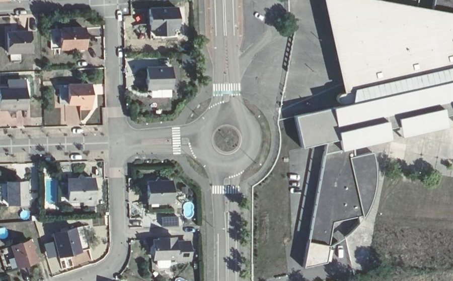 Vue aérienne du Rond-point anonyme n°35739993