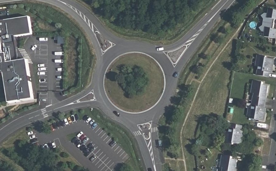 Vue aérienne du Rond-point anonyme n°35765921