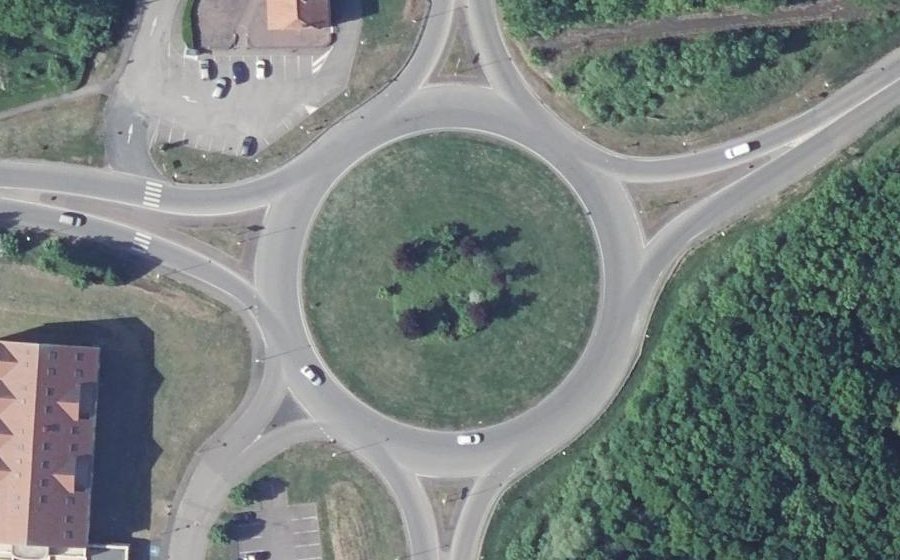 Vue aérienne du Rond-point anonyme n°35773343