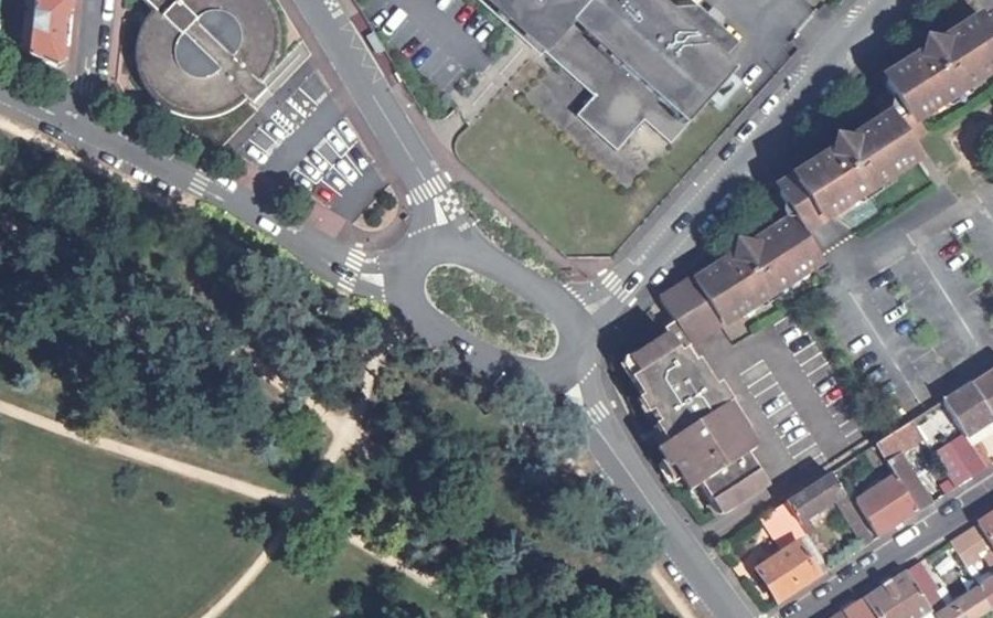 Vue aérienne du Rond-point anonyme n°35779104