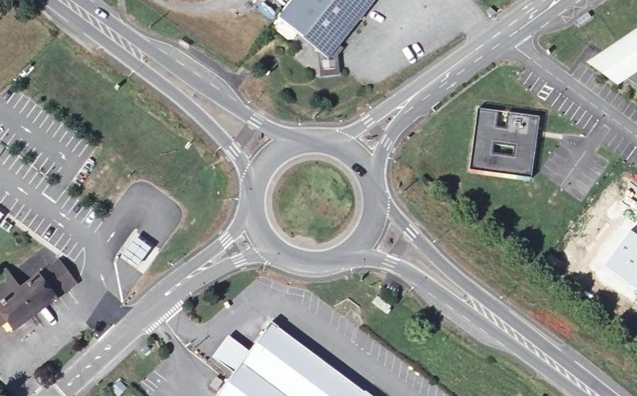 Vue aérienne du Rond-point anonyme n°35786452