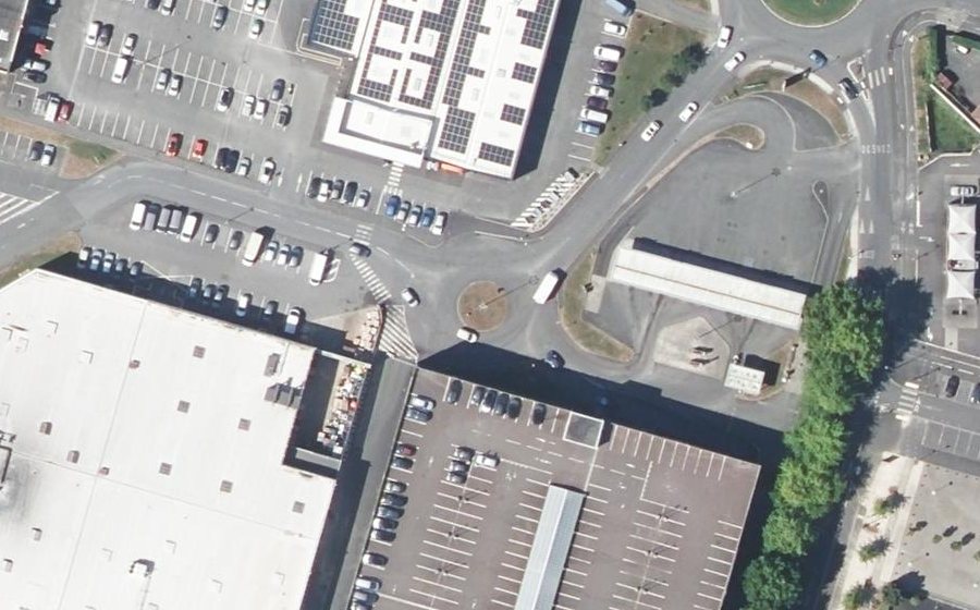 Vue aérienne du Rond-point anonyme n°35793921