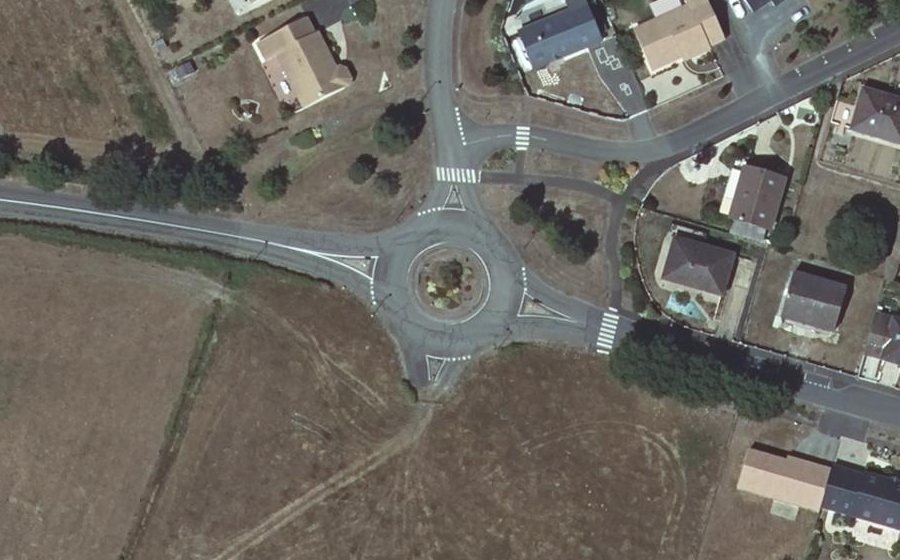 Vue aérienne du Rond-point anonyme n°35796168