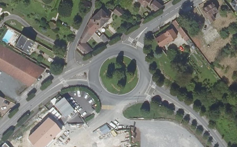 Vue aérienne du Rond-point anonyme n°35801882