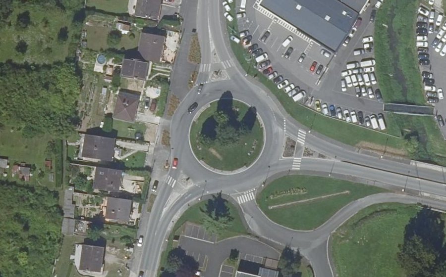 Vue aérienne du Rond-point anonyme n°35802343