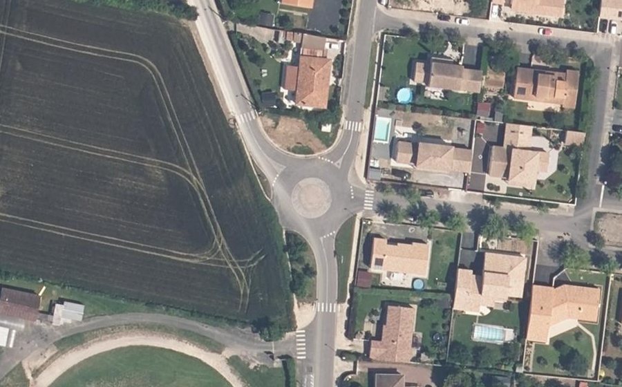 Vue aérienne du Rond-point anonyme n°35814898