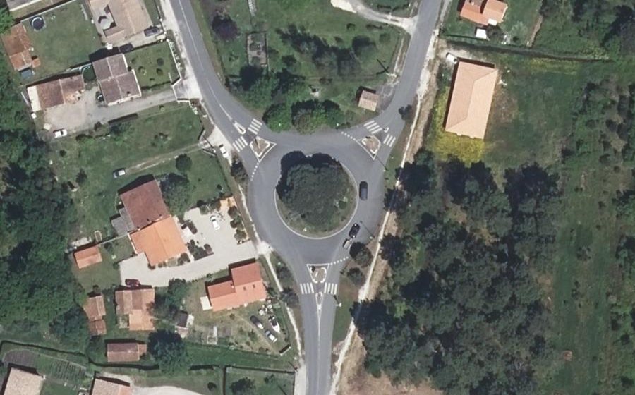 Vue aérienne du Rond-point anonyme n°35819209
