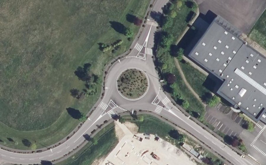 Vue aérienne du Rond-point anonyme n°35822624
