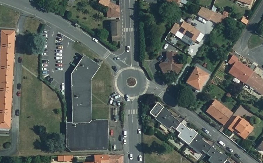 Vue aérienne du Rond-point anonyme n°35823210