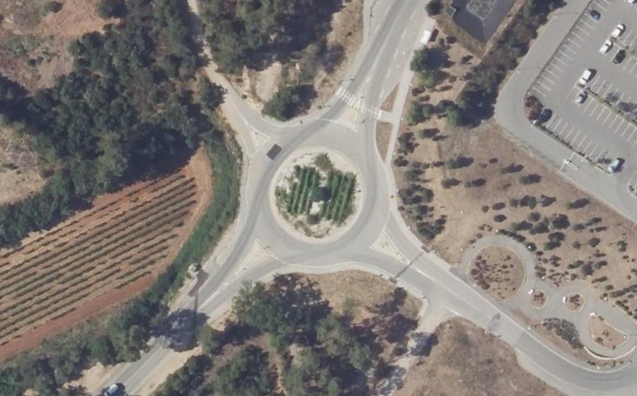 Vue aérienne du Rond-point anonyme n°358305238