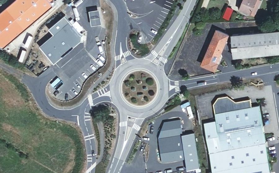 Vue aérienne du Rond-point anonyme n°358356132