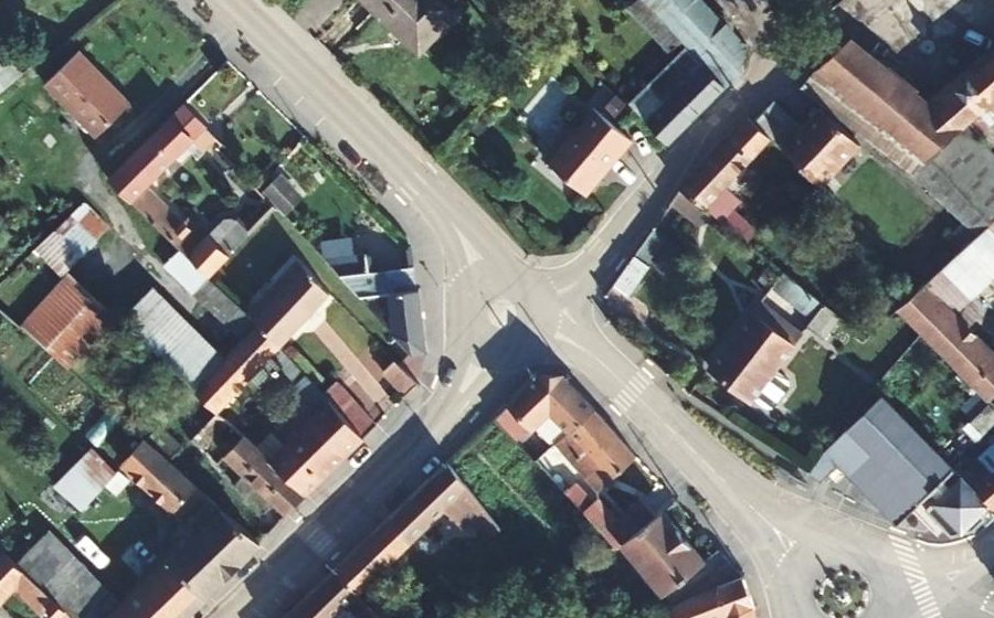 Vue aérienne du Rond-point anonyme n°358410701