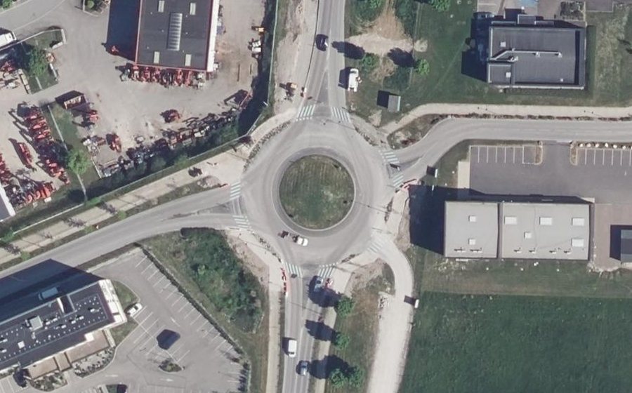 Vue aérienne du Rond-point anonyme n°358537129
