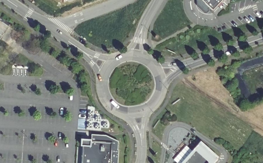 Vue aérienne du Rond-point anonyme n°35875041