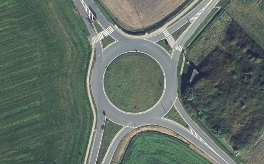 Vue aérienne du Rond-point anonyme n°358777696