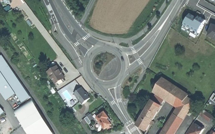 Vue aérienne du Rond-point anonyme n°358850429