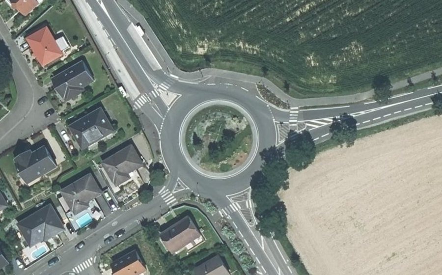 Vue aérienne du Rond-point anonyme n°358851027