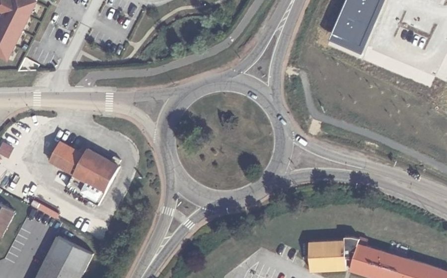 Vue aérienne du Rond-point anonyme n°35905516