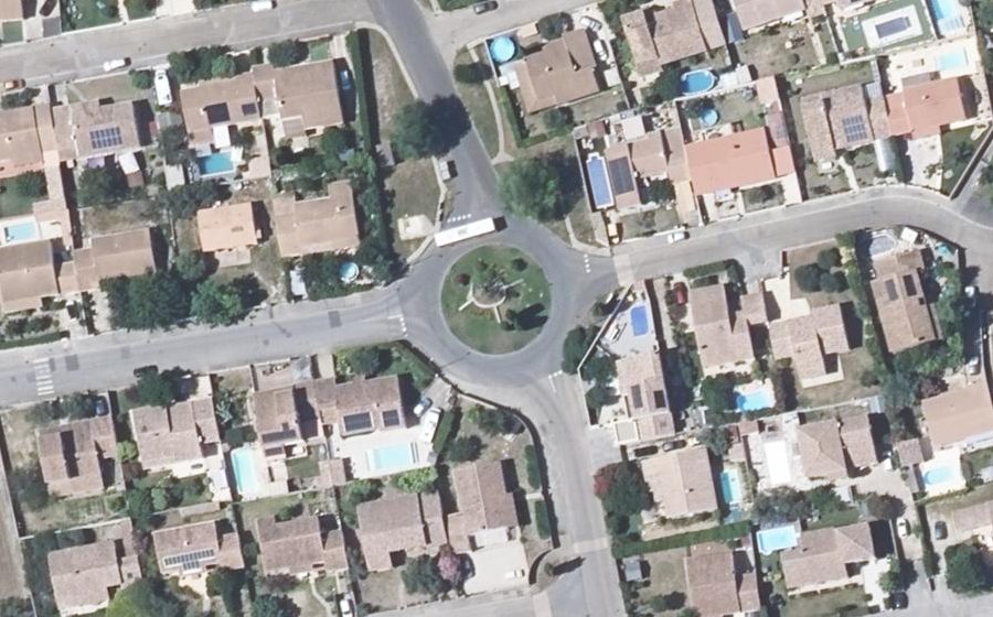 Vue aérienne du Rond-point anonyme n°359180554