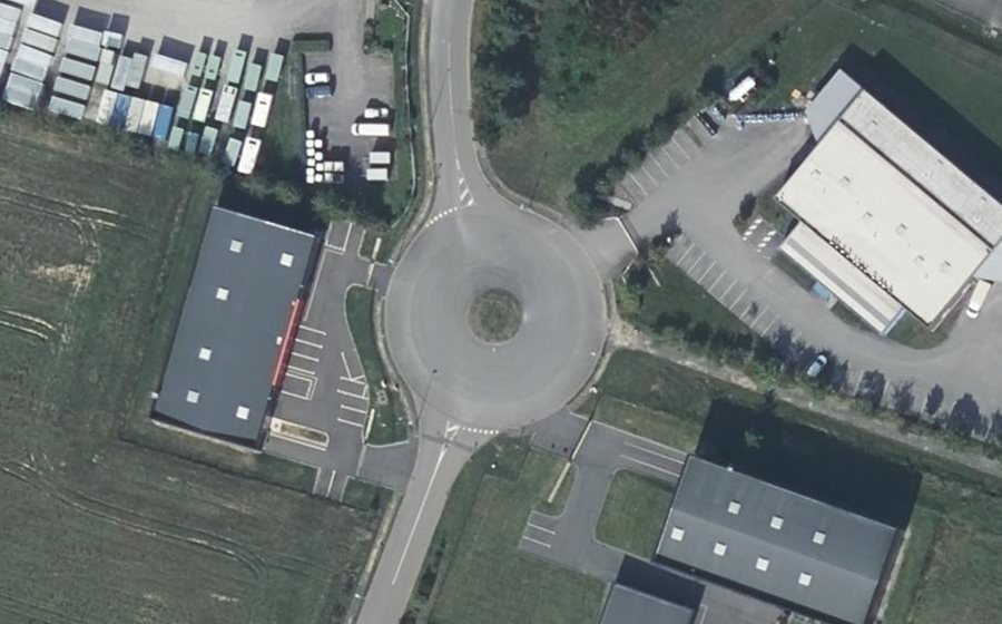 Vue aérienne du Rond-point anonyme n°359193389