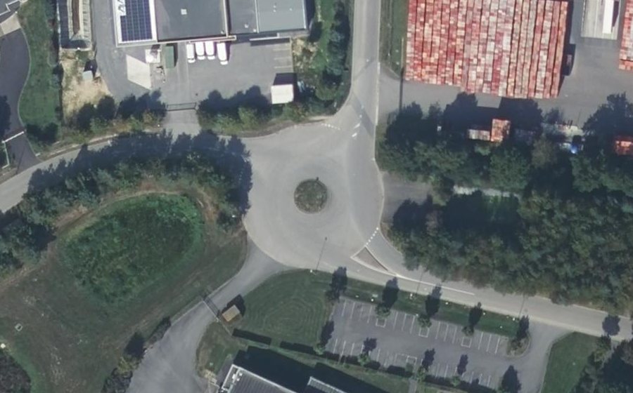 Vue aérienne du Rond-point anonyme n°359193399