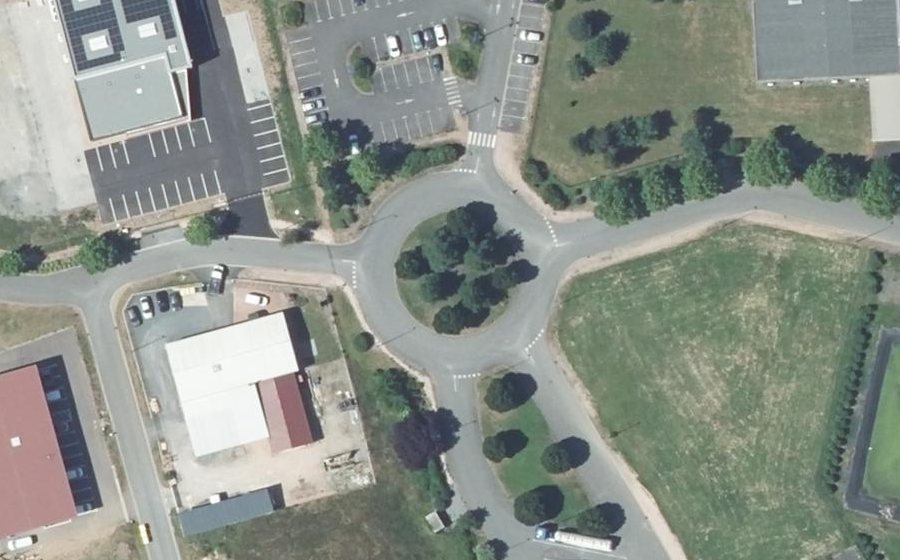 Vue aérienne du Rond-point anonyme n°359227340