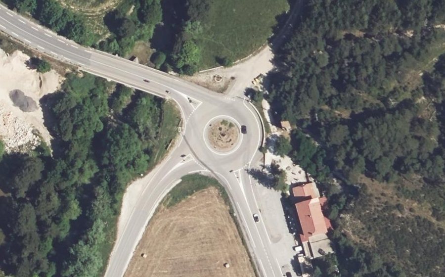 Vue aérienne du Rond-point anonyme n°35923912
