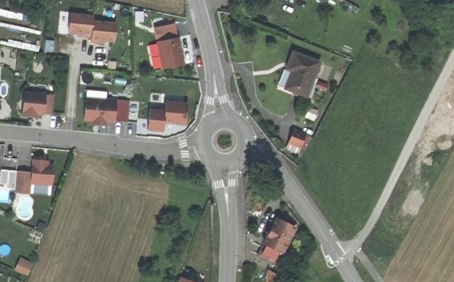 Vue aérienne du Rond-point anonyme n°35930562